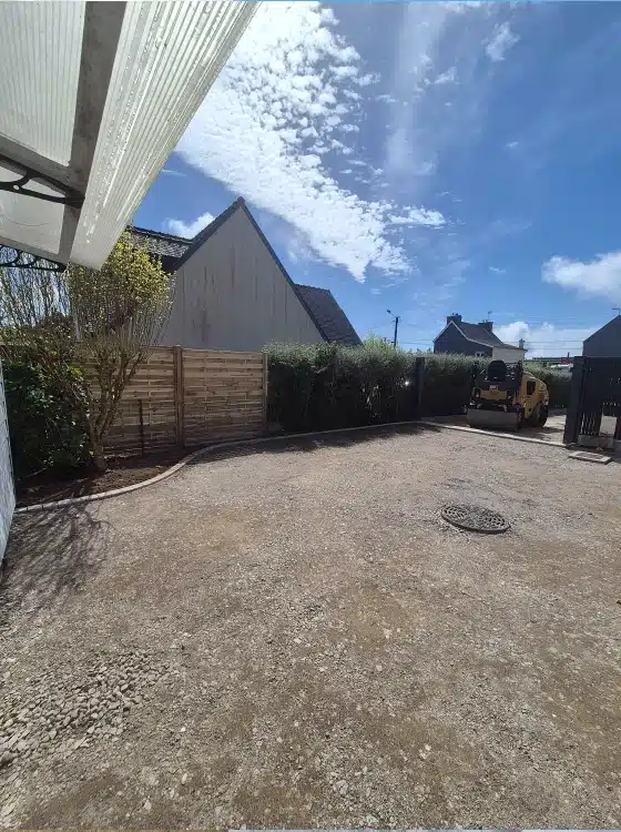 Cour gravillonnée avec bordures béton réalisée chez un particulier par Porée TP, aménagement extérieur en Bretagne Sud