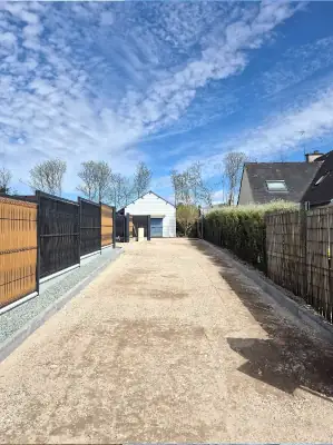 Allée d'accès en graviers stabilisés avec bordures béton réalisée chez un particulier par Porée TP, aménagement extérieur en Finistère