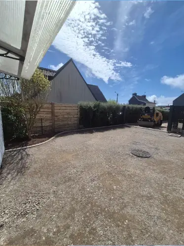 Cour gravillonnée avec bordures béton réalisée chez un particulier par Porée TP, aménagement extérieur en Bretagne Sud