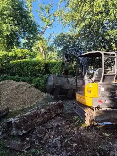 Extraction de cuve enterrée sur un chantier assainissement dans le Finistère