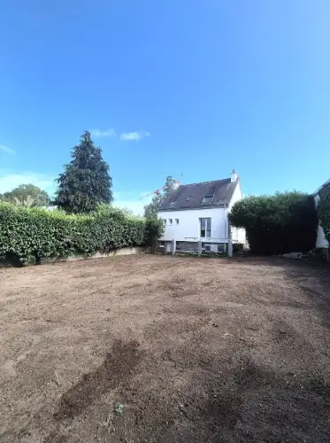 Terrain nivelé et décaissé devant maison individuelle, travaux de terrassement réalisés par Porée TP en Finistère