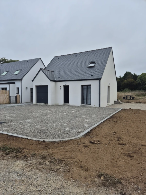 Accueil Allée gravillonnée avec bordures béton devant une maison neuve, aménagement extérieur réalisé par Porée TP à Quimperlé