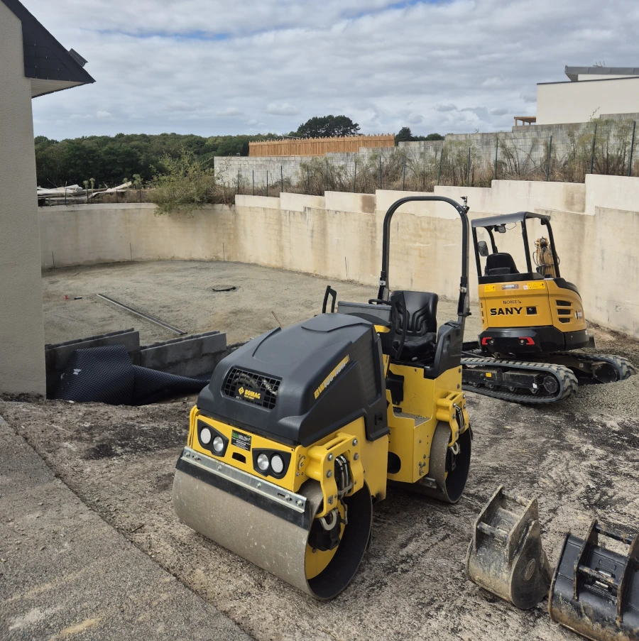 Terrassement préalable et compactage de la fondation d'une allée carrossable pour un particulier à Lorient